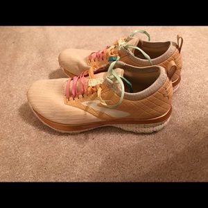 brooks women's ricochet vanilla sprinkles running shoes